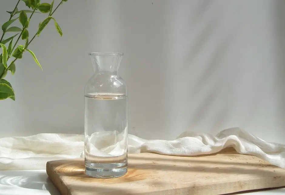 Botol minum di meja kantor dengan latar Pulausiberut